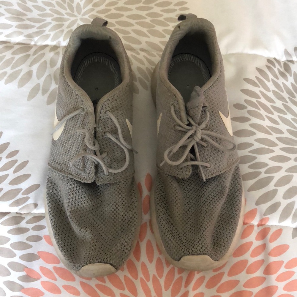 nike roshe runs light grey